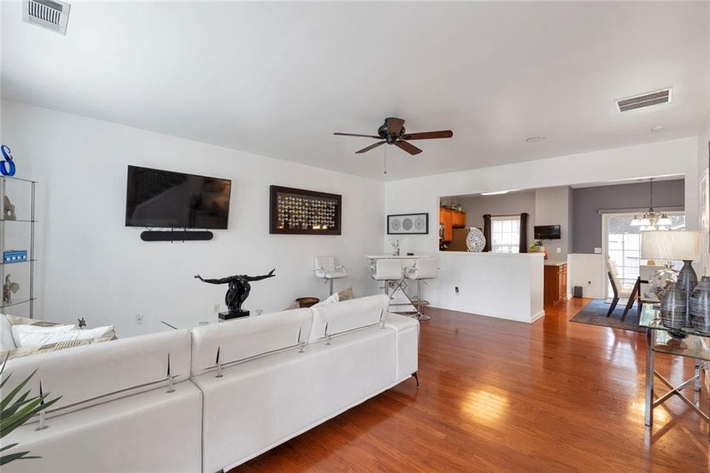 3 bedroom, 3 bathroom, 1,470 sq ft townhouse under contract at 3010 Deerborne Court, Atlanta, GA 30331 — photo 3