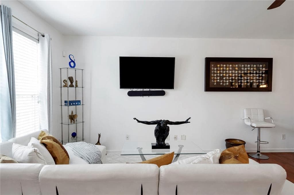 3 bedroom, 3 bathroom, 1,470 sq ft townhouse under contract at 3010 Deerborne Court, Atlanta, GA 30331 — photo 4