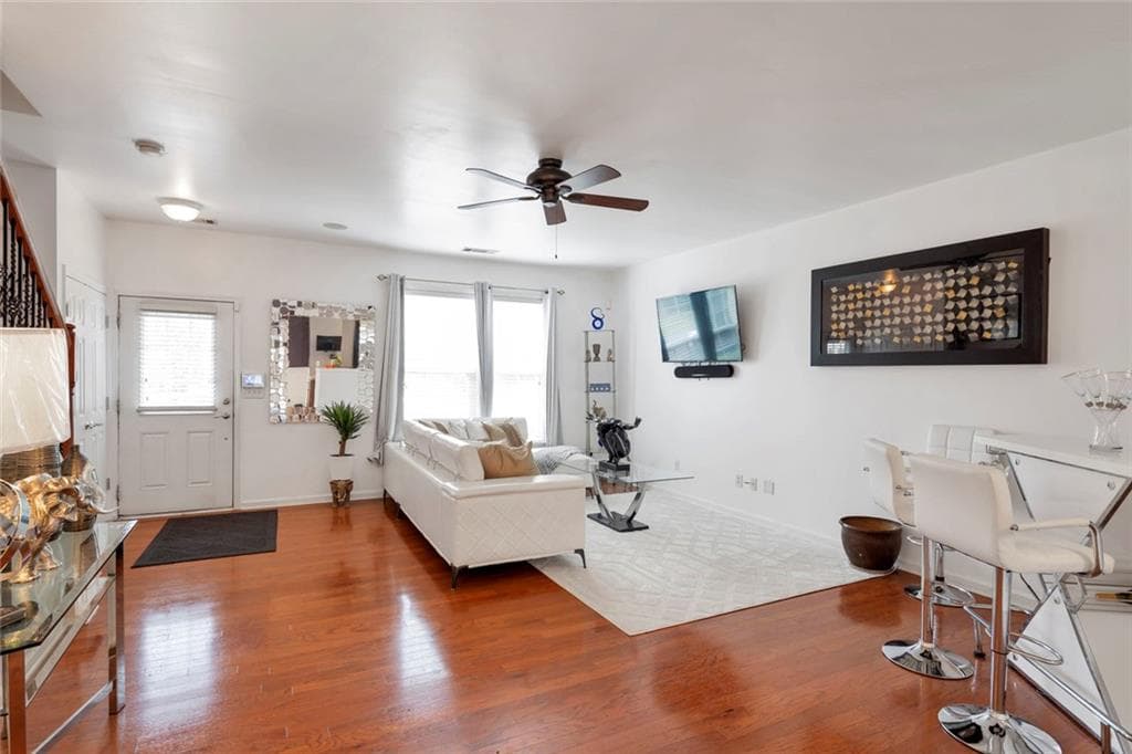 3 bedroom, 3 bathroom, 1,470 sq ft townhouse under contract at 3010 Deerborne Court, Atlanta, GA 30331 — photo 7