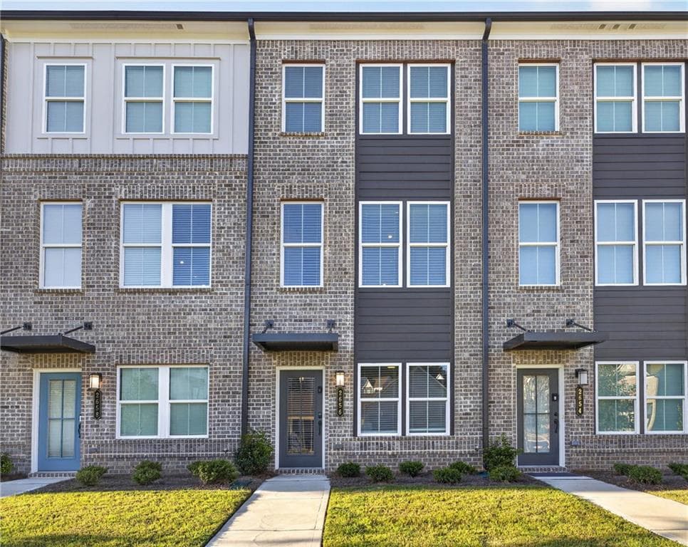 2 bedroom, 3 bathroom, 1,573 sq ft townhouse for sale at 2656 Brookview Lane, Atlanta, GA 30318 — photo 2