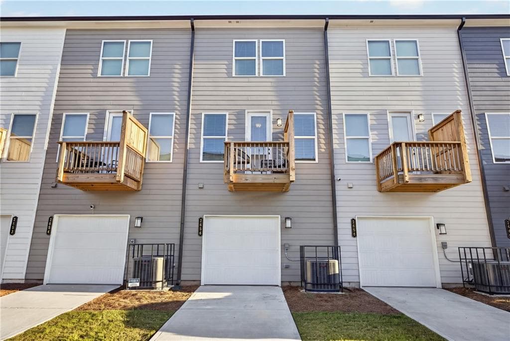 2 bedroom, 3 bathroom, 1,573 sq ft townhouse for sale at 2656 Brookview Lane, Atlanta, GA 30318 — photo 4
