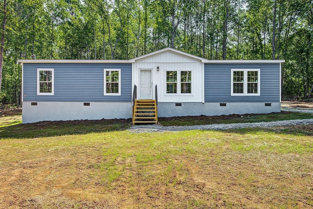 3 bedroom, 2 bathroom, 1,792 sq ft single family residence for sale at 140 B Lakeshore Drive, Eatonton, GA 31024 — photo 2