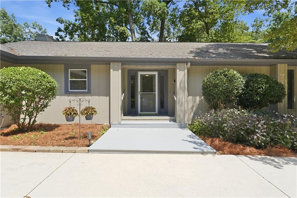 4 bedroom, 3 bathroom, 2,980 sq ft single family residence for sale at 5353 High Harbor Court, Gainesville, GA 30504 — photo 3