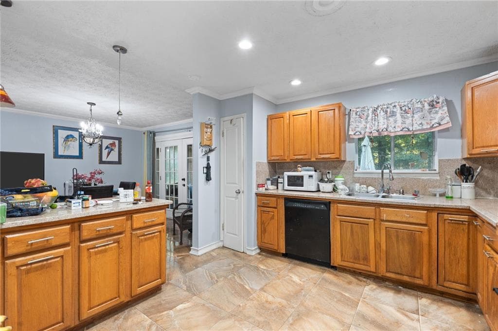 5 bedroom, 2 bathroom, 1,700 sq ft single family residence for sale at 6825 Maddox Road, Morrow, GA 30260 — photo 3