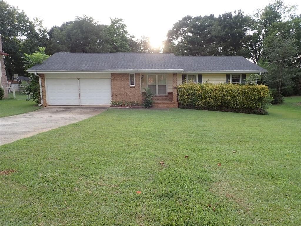 3 bedroom, 2 bathroom, 1,289 sq ft single family residence for sale at 8295 Valley Stream Drive, Jonesboro, GA 30236