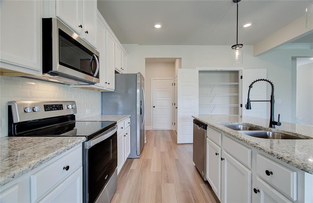 4 bedroom, 3 bathroom, 2,250 sq ft single family residence under contract at 4212 Portsbrook Avenue, Snellville, GA 30039 — photo 5
