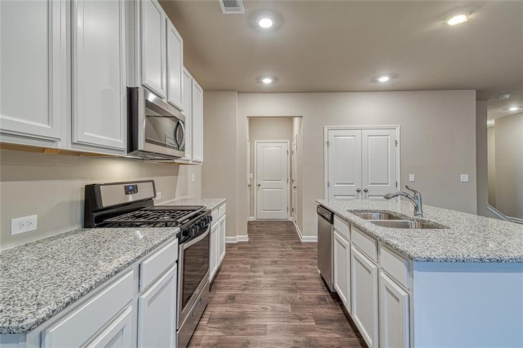 4 bedroom, 3 bathroom, 2,250 sq ft single family residence under contract at 4212 Portsbrook Avenue, Snellville, GA 30039 — photo 9