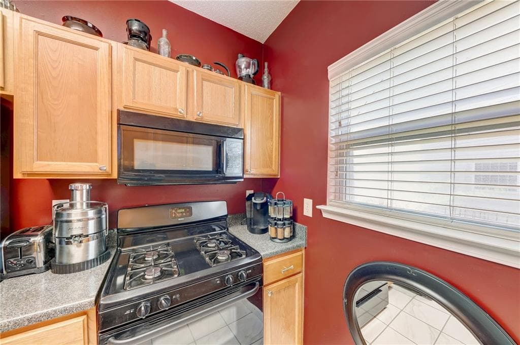 4 bedroom, 3 bathroom, 1,748 sq ft single family residence for sale at 2311 Hackamore Drive, Atlanta, GA 30349 — photo 9