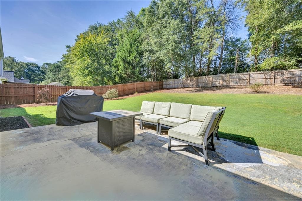 4 bedroom, 2 bathroom, 1,849 sq ft single family residence under contract at 514 Hamlet Drive, Loganville, GA 30052 — photo 4
