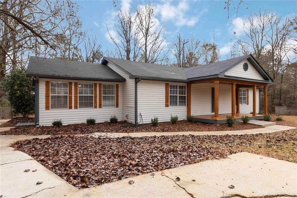 3 bedroom, 2 bathroom, 3,649 sq ft single family residence under contract at 1616 King Mill Road, Mcdonough, GA 30252 — photo 4