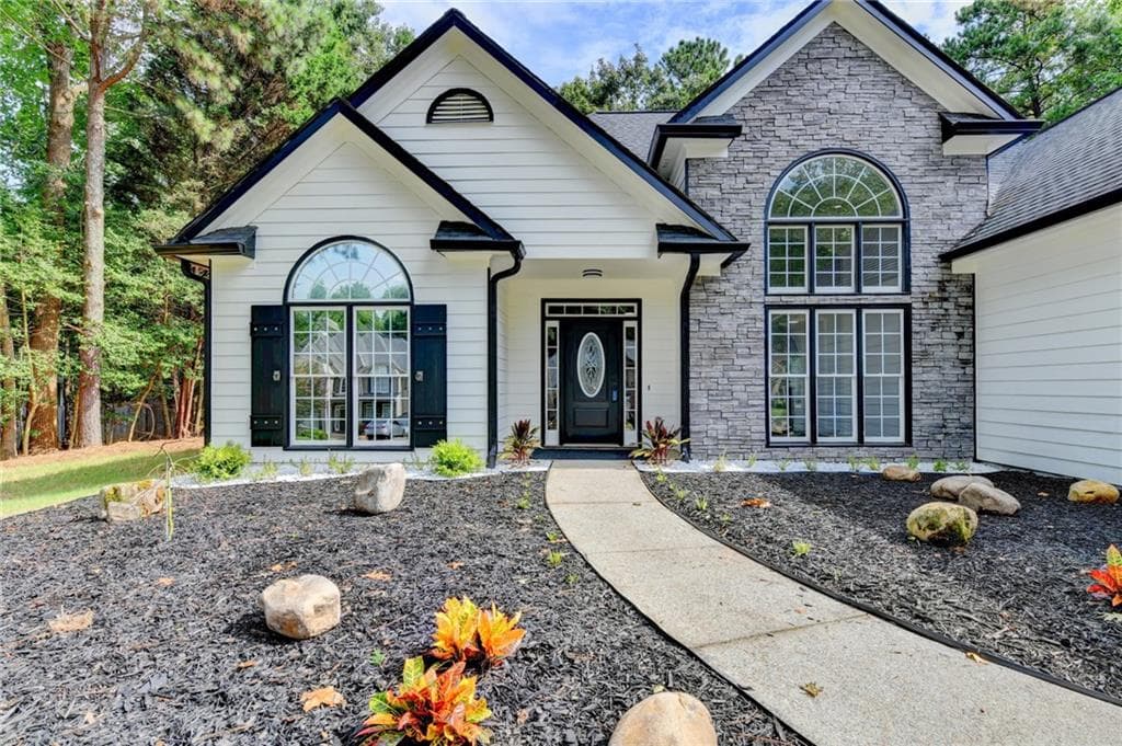 3 bedroom, 2 bathroom, 1,860 sq ft single family residence under contract at 6316 Green Oak Ridge, Flowery Branch, GA 30542 — photo 2