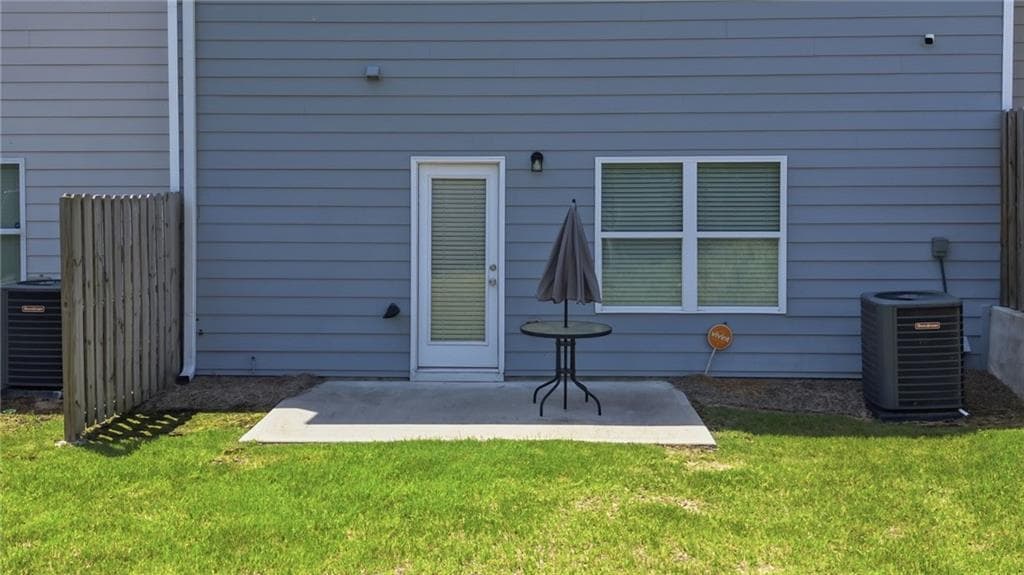 4 bedroom, 3 bathroom, 1,811 sq ft townhouse for sale at 7548 Knoll Hollow Road, Lithonia, GA 30058 — photo 2