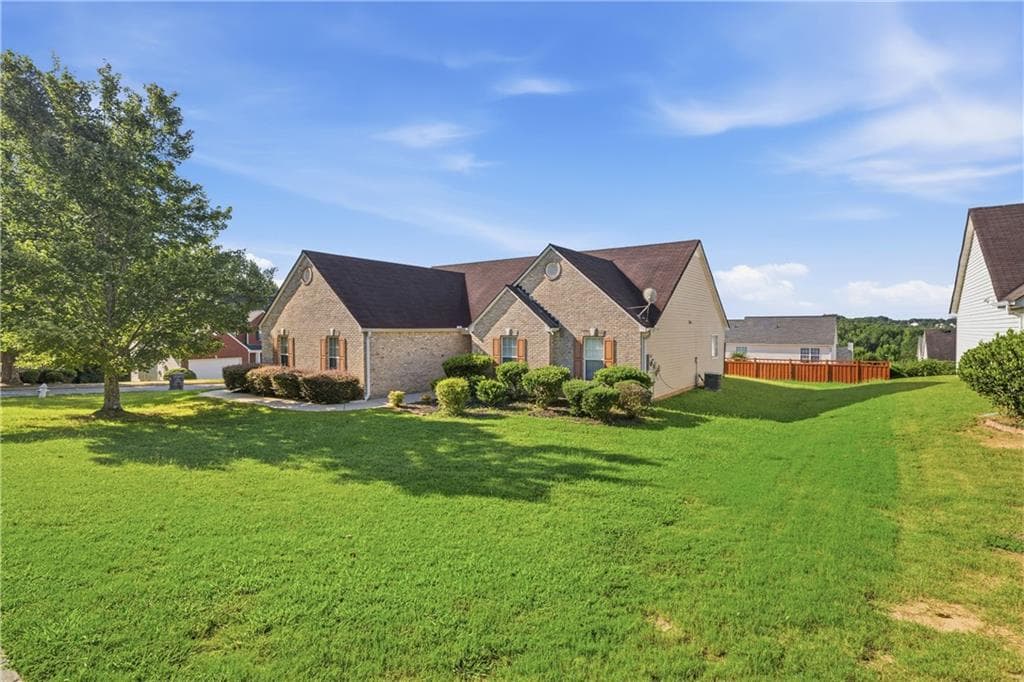 3 bedroom, 2 bathroom, 1,641 sq ft single family residence for sale at 2230 Blue Ridge Lane, Conyers, GA 30012 — photo 3