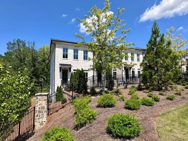 4 bedroom, 4 bathroom, 2,400 sq ft townhouse under contract at 502 Whatton Road 1, Johns Creek, GA 30022 — photo 2