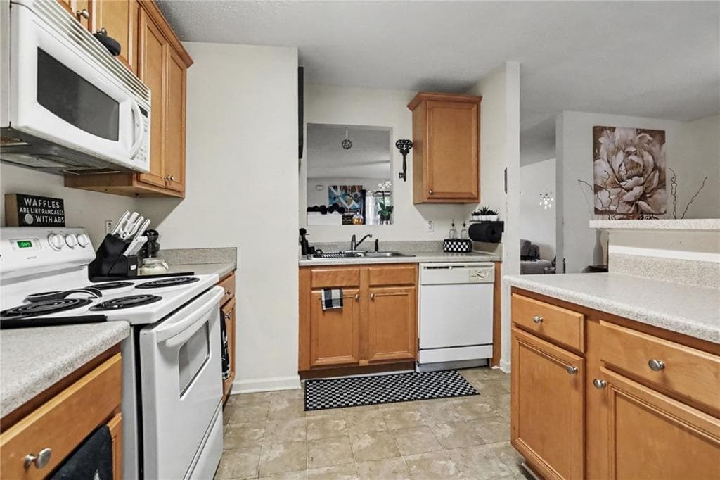 2 bedroom, 3 bathroom, 1,280 sq ft townhouse for sale at 1763 Fielding Way, Hampton, GA 30228 — photo 4