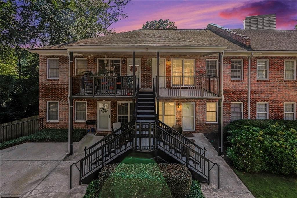 2 bedroom, 2 bathroom, 1,090 sq ft condominium for sale at 3675 Peachtree Road 34, Atlanta, GA 30319