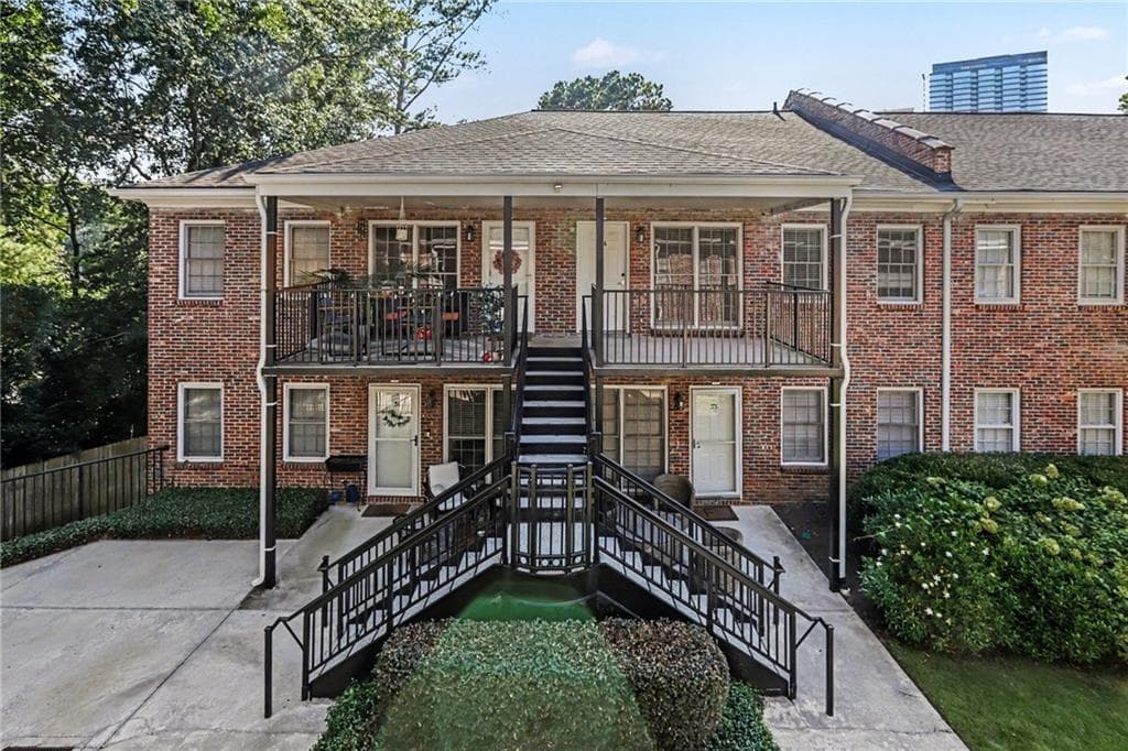 2 bedroom, 2 bathroom, 1,090 sq ft condominium for sale at 3675 Peachtree Road 34, Atlanta, GA 30319 — photo 2