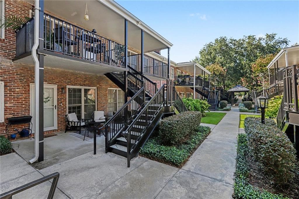 2 bedroom, 2 bathroom, 1,090 sq ft condominium for sale at 3675 Peachtree Road 34, Atlanta, GA 30319 — photo 3
