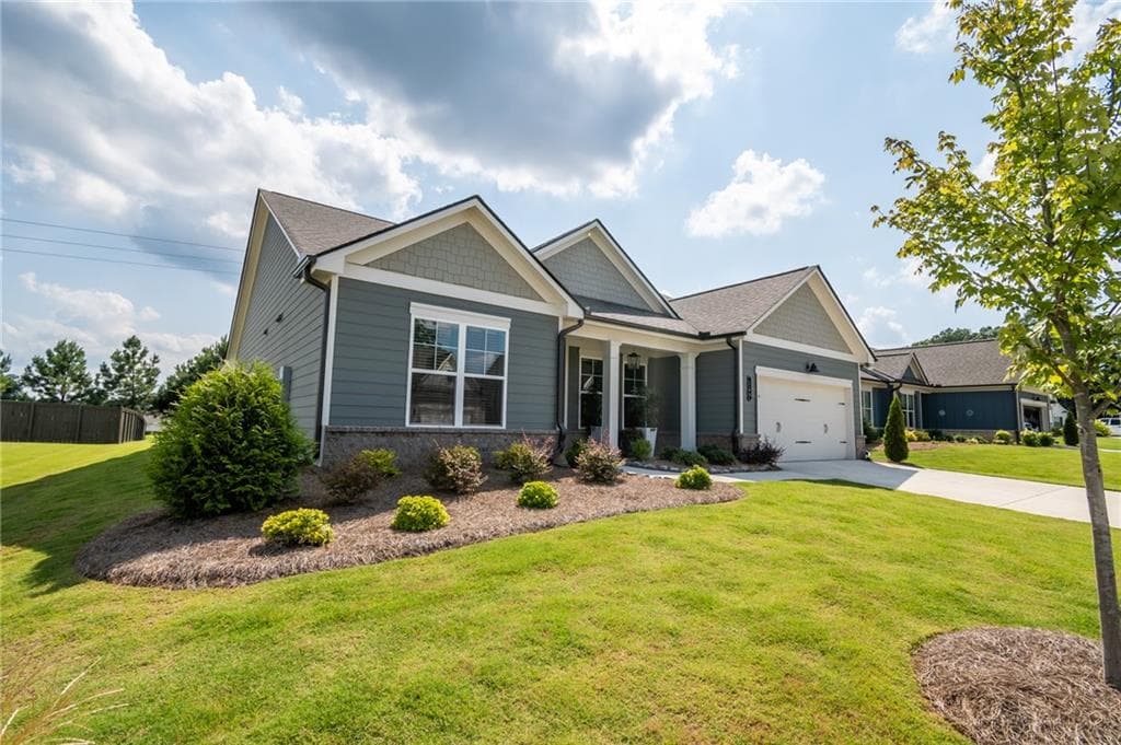 2 bedroom, 3 bathroom, 2,051 sq ft single family residence for rent at 729 Glenside Drive, Jefferson, GA 30549 for $1,975 a month — photo 2