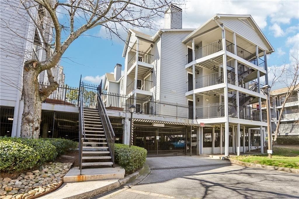 2 bedroom, 2 bathroom, 1,032 sq ft condominium for sale at 324 Granville Court, Sandy Springs, GA 30328 — photo 1 of 23