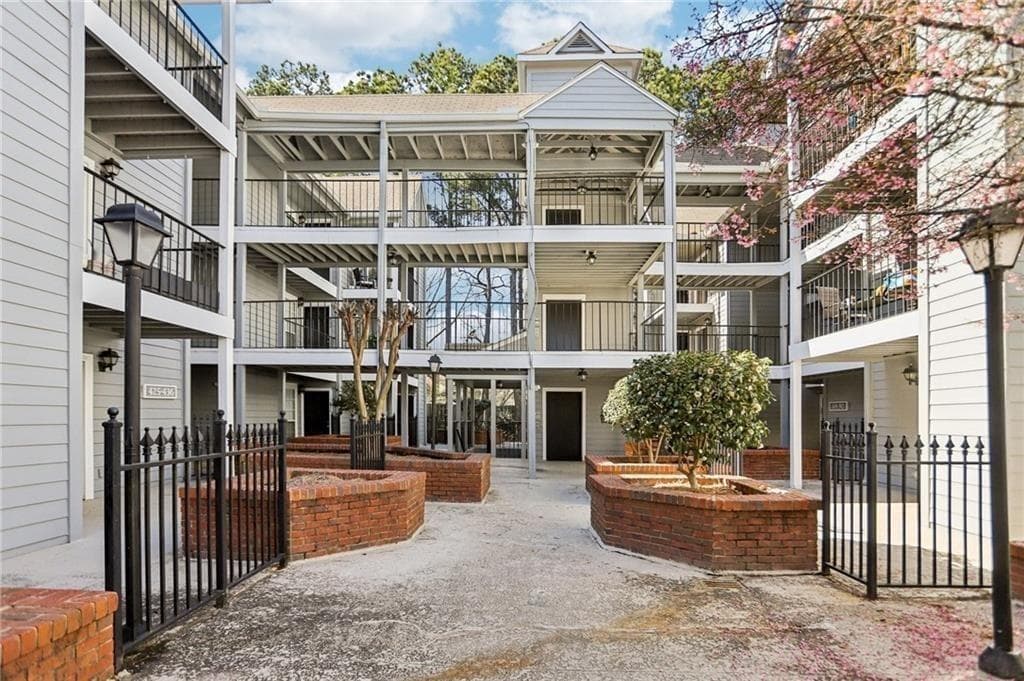 2 bedroom, 2 bathroom, 1,032 sq ft condominium for sale at 324 Granville Court, Sandy Springs, GA 30328 — photo 2