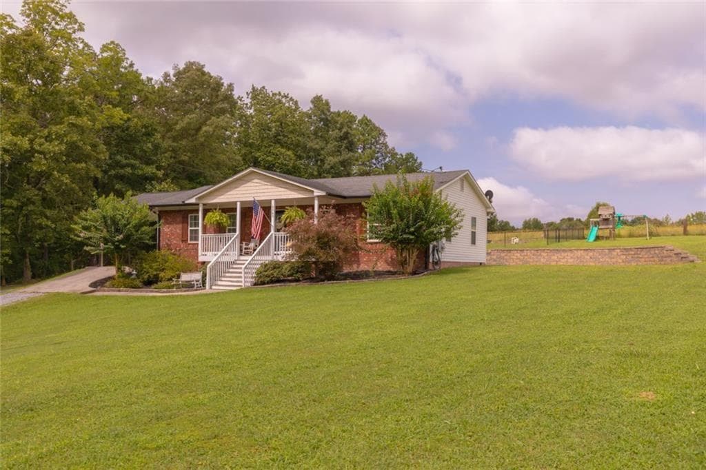 3 bedroom, 2 bathroom, 1,431 sq ft single family residence under contract at 3789 Collard Valley Road, Cedartown, GA 30125 — photo 2