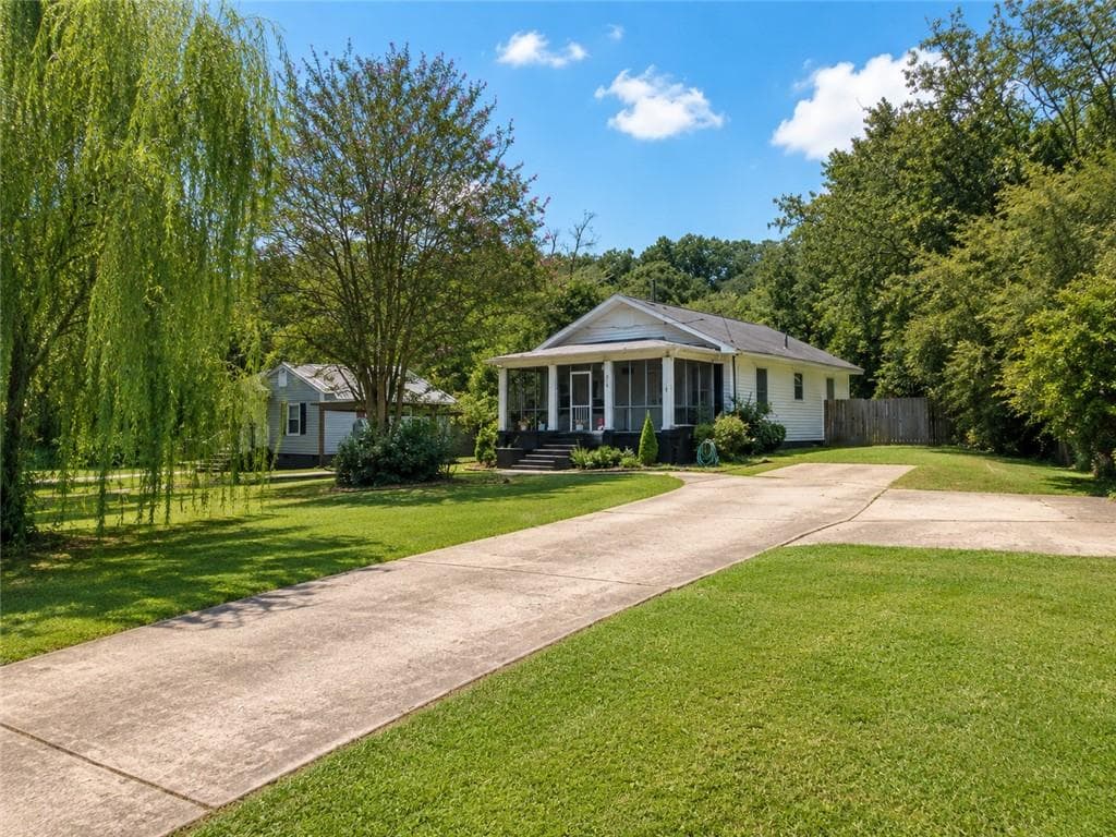 2 bedroom, 1 bathroom, 1,036 sq ft single family residence for sale at 219 Etowah Drive, Cartersville, GA 30120 — photo 2