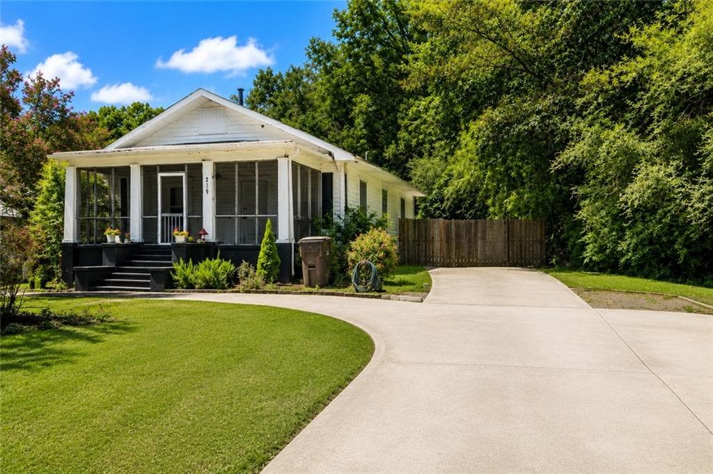 2 bedroom, 1 bathroom, 1,036 sq ft single family residence for sale at 219 Etowah Drive, Cartersville, GA 30120 — photo 3