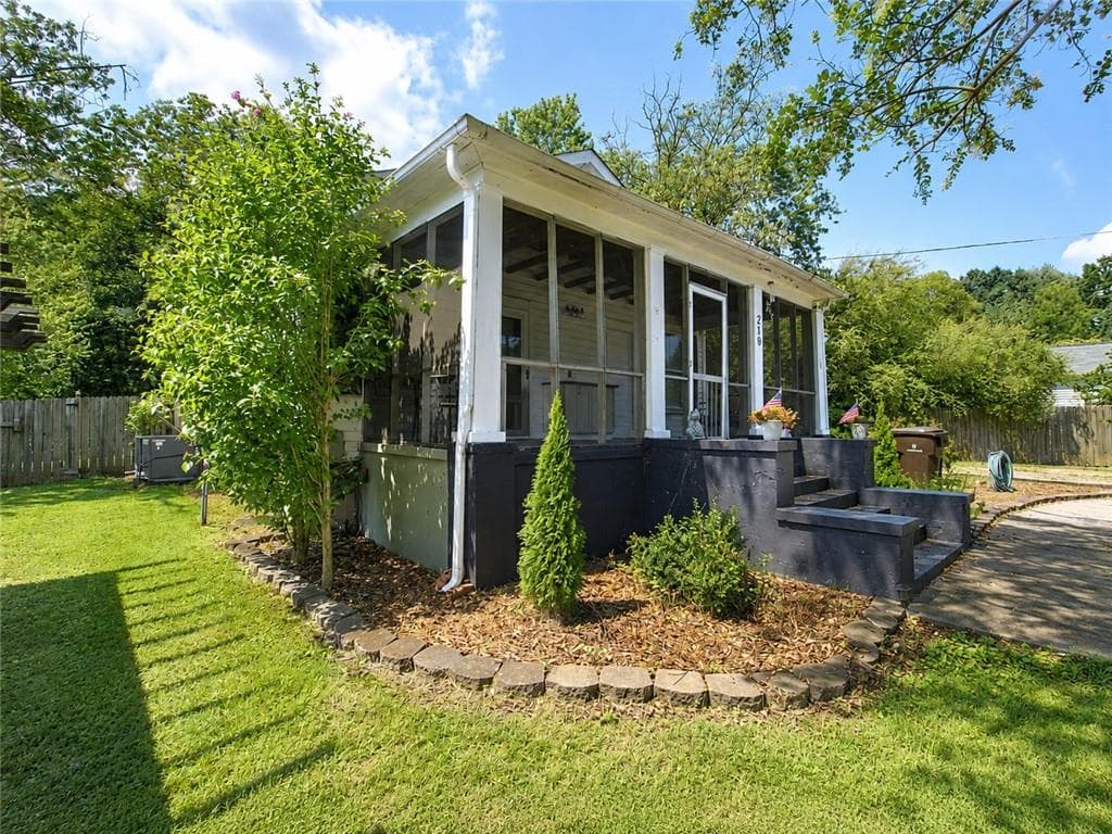 2 bedroom, 1 bathroom, 1,036 sq ft single family residence for sale at 219 Etowah Drive, Cartersville, GA 30120 — photo 5