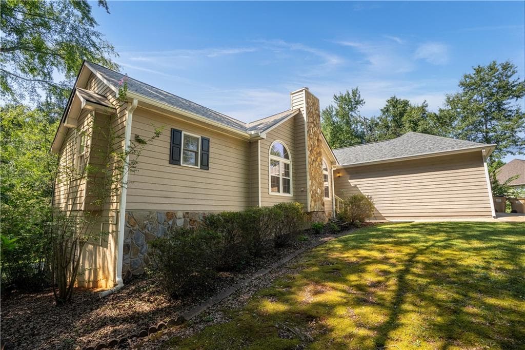 3 bedroom, 3 bathroom, 3,908 sq ft single family residence under contract at 337 Keys Drive, Braselton, GA 30517 — photo 3