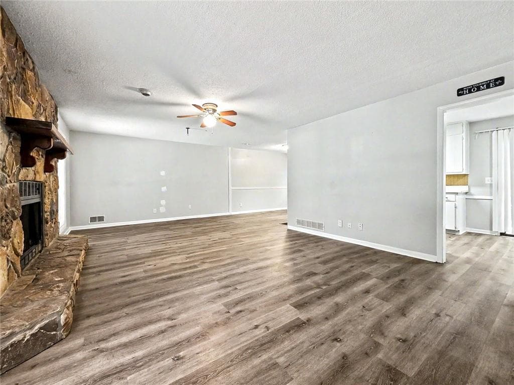 3 bedroom, 2 bathroom, 1,433 sq ft single family residence for sale at 3754 Lamar Way, Snellville, GA 30039 — photo 4