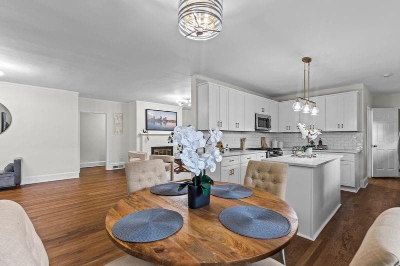 3 bedroom, 2 bathroom, 2,100 sq ft single family residence for sale at 25 Lakeshore Drive, Avondale Estates, GA 30002 — photo 8