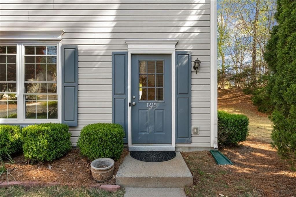 3 bedroom, 3 bathroom, 1,360 sq ft townhouse under contract at 1215 Whitestone Ridge, Alpharetta, GA 30005 — photo 3