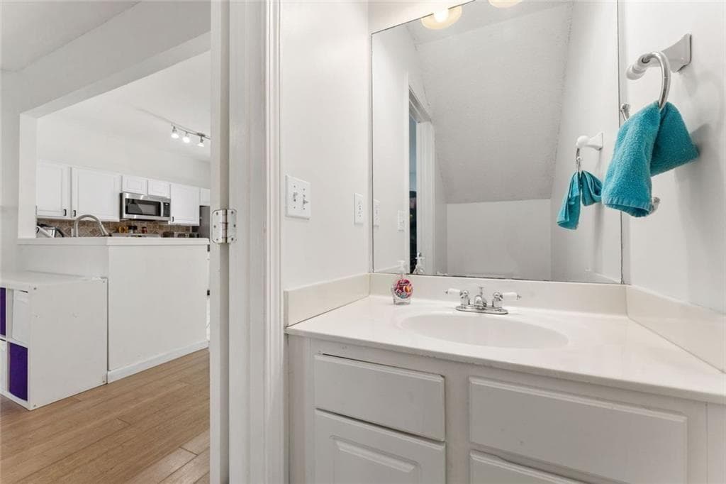 3 bedroom, 3 bathroom, 1,360 sq ft townhouse under contract at 1215 Whitestone Ridge, Alpharetta, GA 30005 — photo 9