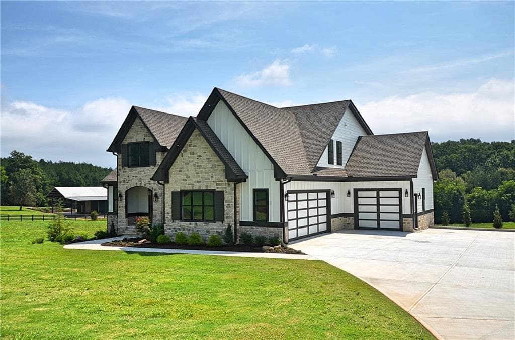 5 bedroom, 4 bathroom, 3,435 sq ft single family residence under contract at 810 North Hampton Way, Monroe, GA 30656 — photo 2