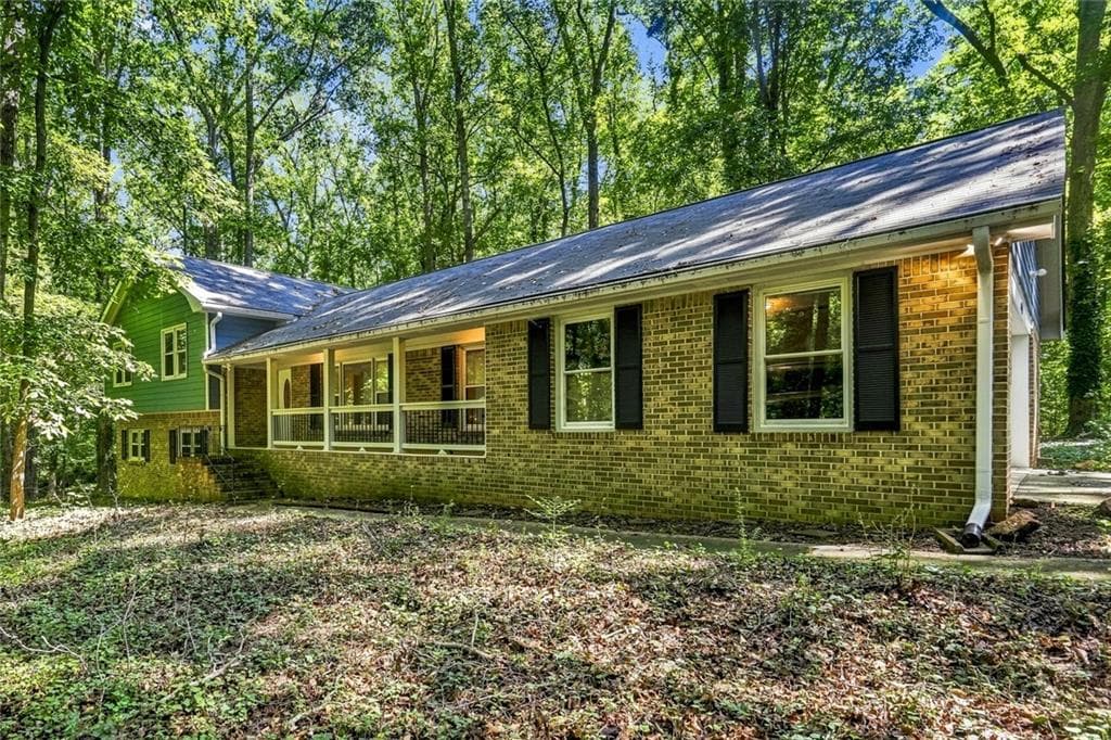 3 bedroom, 2 bathroom, 1,842 sq ft single family residence for sale at 1050 Skyline Drive, Covington, GA 30014 — photo 2