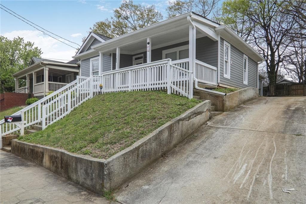 4 bedroom, 2 bathroom, 1,755 sq ft single family residence for sale at 652 Hugh Street, Atlanta, GA 30310 — photo 2