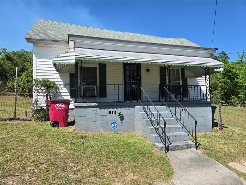 2 bedroom, 1 bathroom, 864 sq ft single family residence for sale at 884 Cowan, Macon, GA 31217