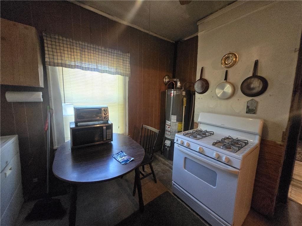 2 bedroom, 1 bathroom, 864 sq ft single family residence for sale at 884 Cowan, Macon, GA 31217 — photo 4
