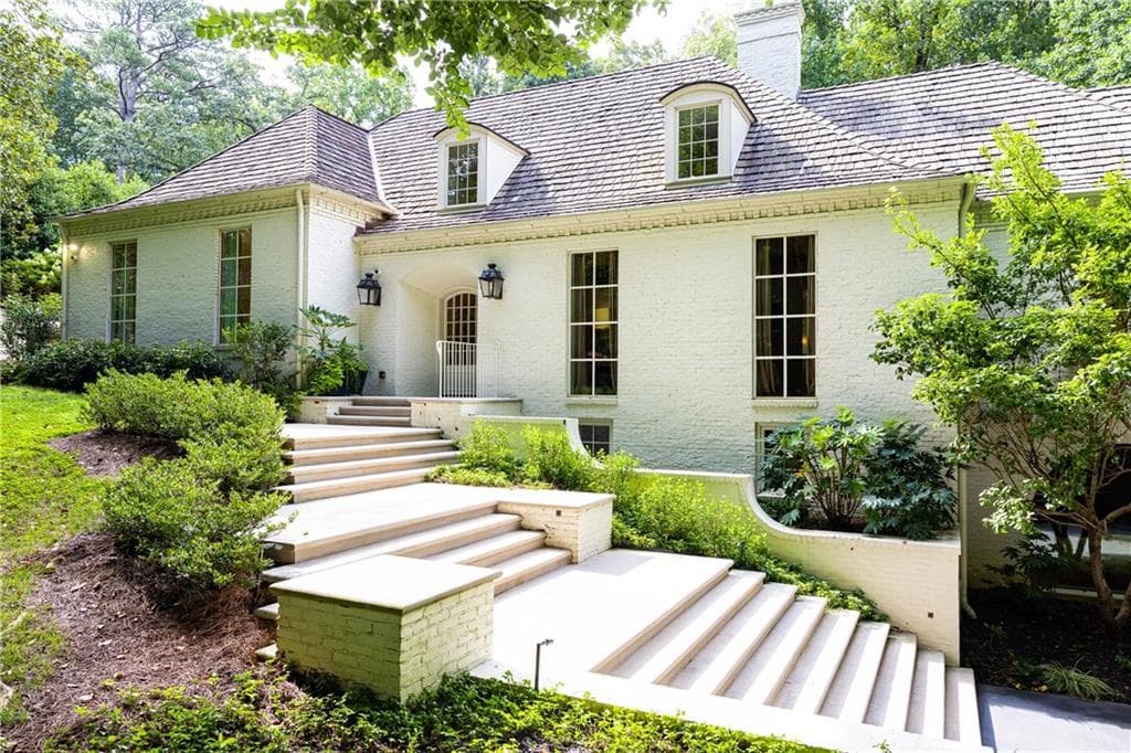 4 bedroom, 7 bathroom, 5,497 sq ft single family residence for sale at 300 Blackland Road, Atlanta, GA 30342 — photo 2