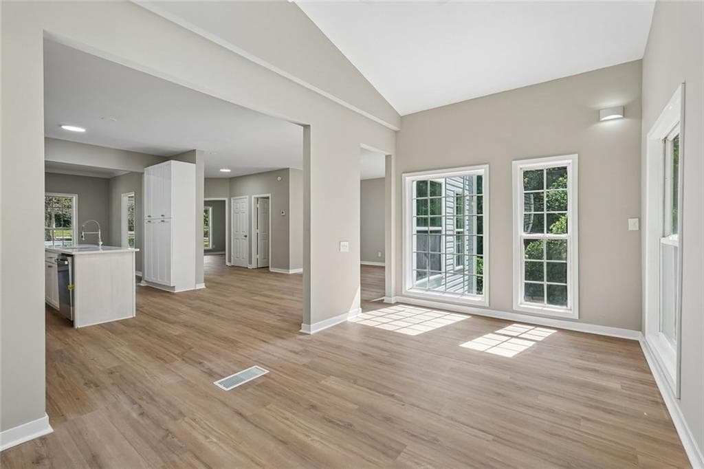 4 bedroom, 3 bathroom, 2,716 sq ft single family residence for sale at 161 Lake Ridge Drive, Newnan, GA 30263 — photo 8