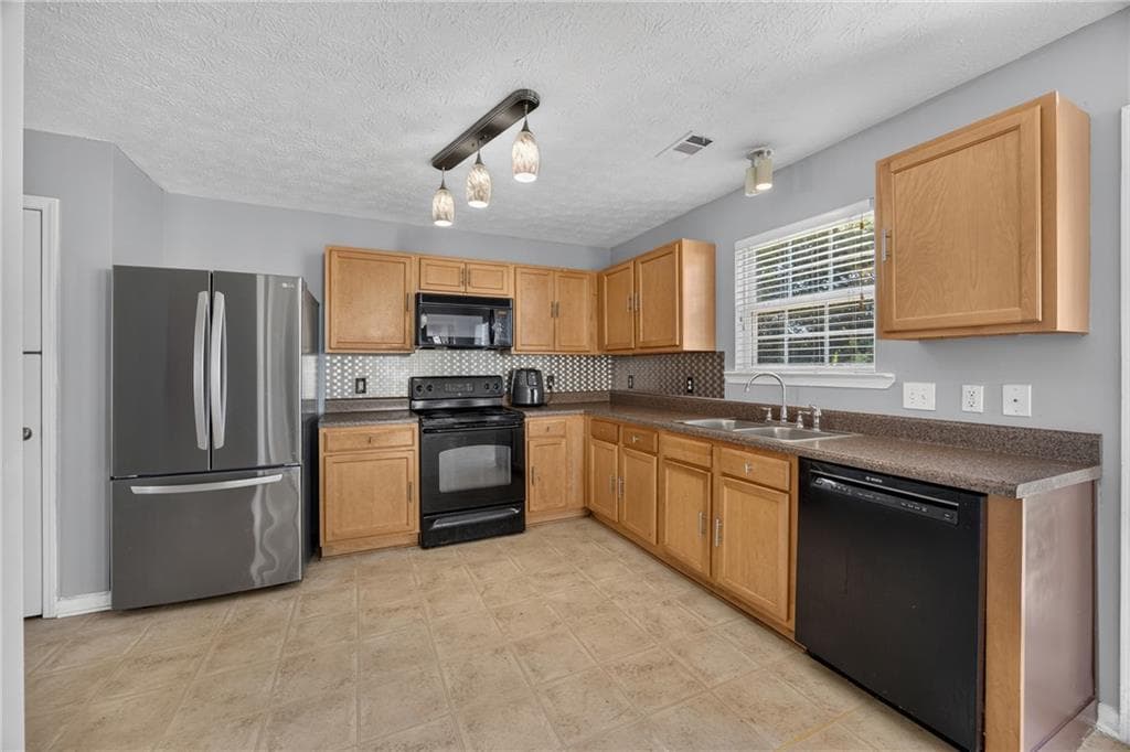 4 bedroom, 4 bathroom, 2,064 sq ft single family residence for sale at 362 Summit View Drive, Mcdonough, GA 30253 — photo 6