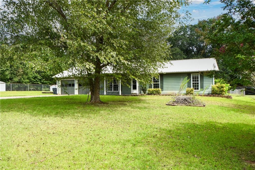 3 bedroom, 2 bathroom, 1,409 sq ft single family residence for sale at 105 Gwenellen Drive, Locust Grove, GA 30248 — photo 3