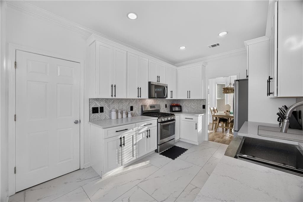 4 bedroom, 3 bathroom, 2,707 sq ft single family residence under contract at 4186 Stillwater Point, Ellenwood, GA 30294 — photo 7