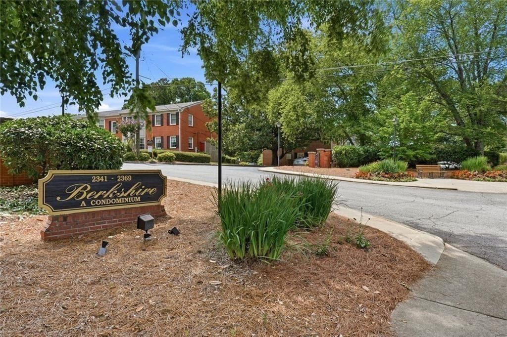 1 bedroom, 1 bathroom, 808 sq ft condominium under contract at 2355 Henderson Mill Road 4, Atlanta, GA 30345 — photo 2