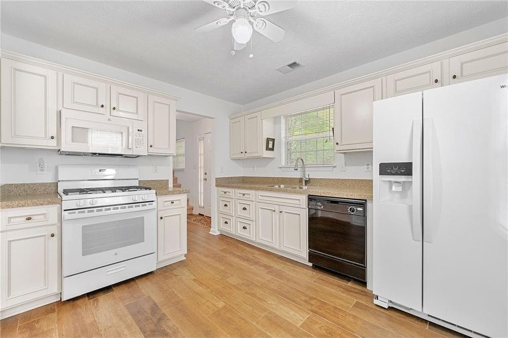 3 bedroom, 2 bathroom, 1,549 sq ft townhouse for sale at 3040 Majestic Park Court, Duluth, GA 30096 — photo 4