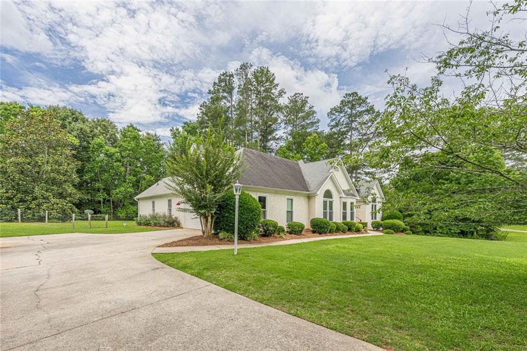 3 bedroom, 2 bathroom, 2,076 sq ft single family residence for sale at 155 Noble Forest Drive, Fayetteville, GA 30215 — photo 4