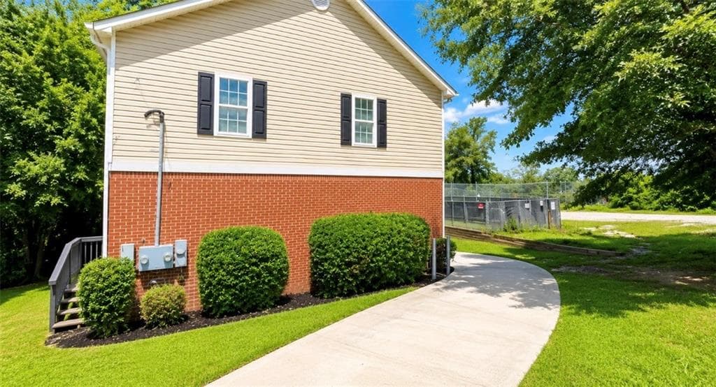 8 bedroom, 6 bathroom, 2,769 sq ft single family residence under contract at 308 Anderson Avenue, Atlanta, GA 30314 — photo 3