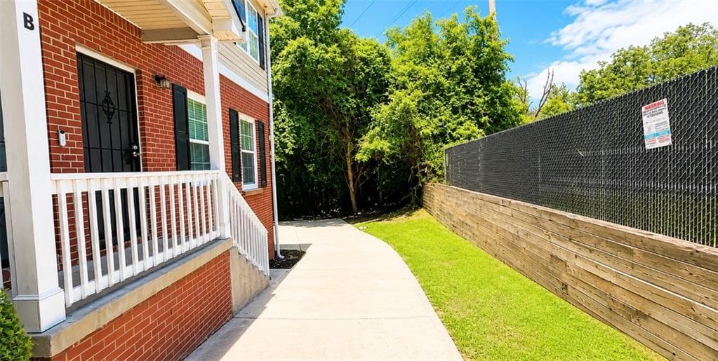 8 bedroom, 6 bathroom, 2,769 sq ft single family residence under contract at 308 Anderson Avenue, Atlanta, GA 30314 — photo 4