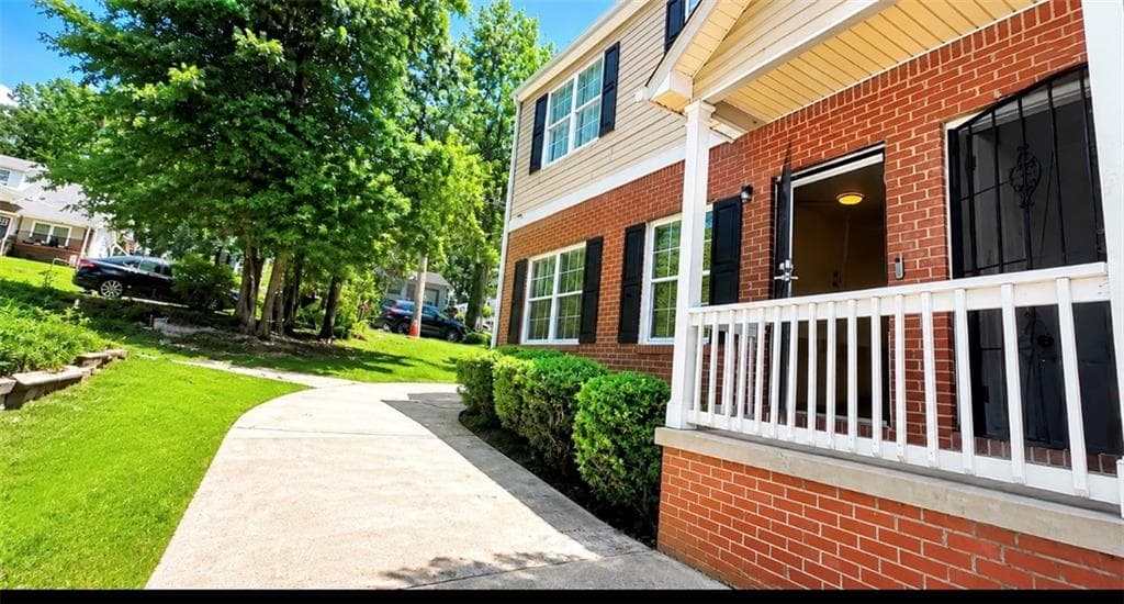 8 bedroom, 6 bathroom, 2,769 sq ft single family residence under contract at 308 Anderson Avenue, Atlanta, GA 30314 — photo 5